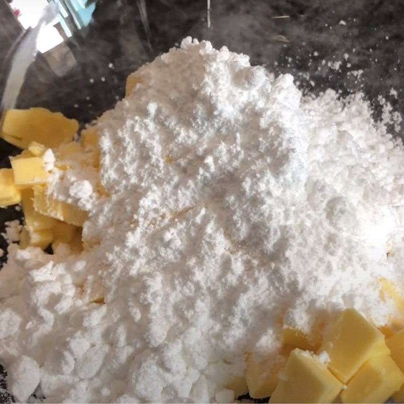 Bước 2 Đánh bông bơ đường Bánh quy trứng muối kem trứng