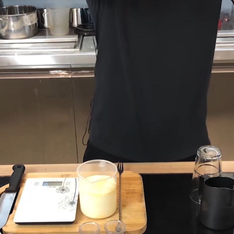 Bước 1 Đánh bông hỗn hợp kem trứng Cacao kem trứng