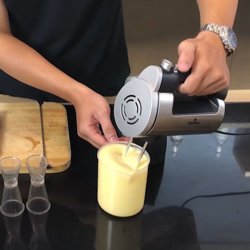 Bước 1 Đánh bông hỗn hợp kem trứng Cacao kem trứng