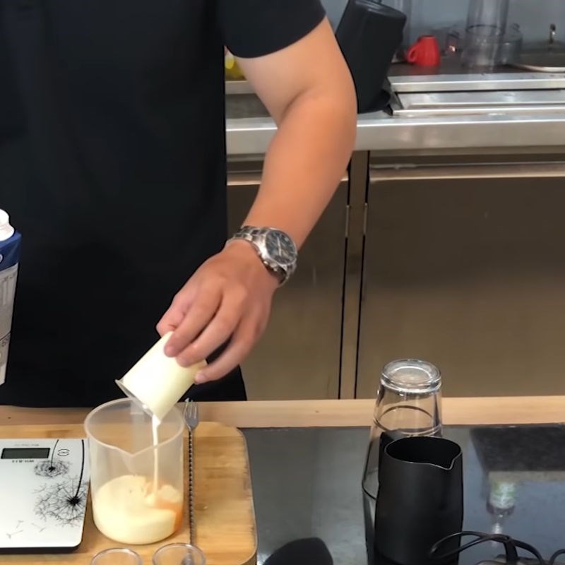 Bước 1 Đánh bông hỗn hợp kem trứng Cacao kem trứng