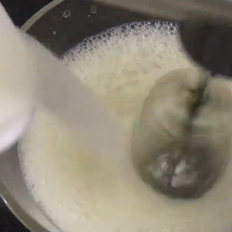 Bước 2 Đánh bông lòng trắng trứng Bánh milo kem mặn (kem cheese)
