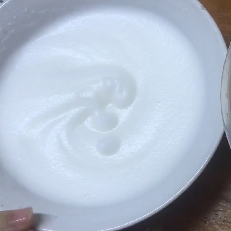Bước 3 Đánh bông lòng trắng trứng Bánh bông lan sữa chua bằng nồi chiên không dầu bông mềm