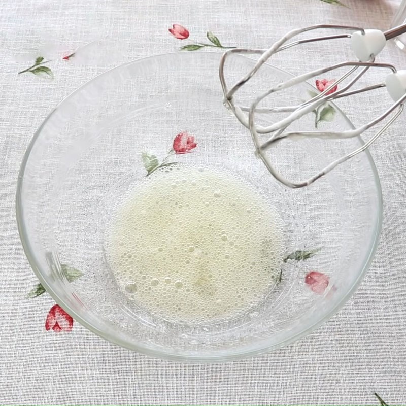 Bước 2 Đánh bông lòng trắng trứng Bánh trái cây khô - fruit cake