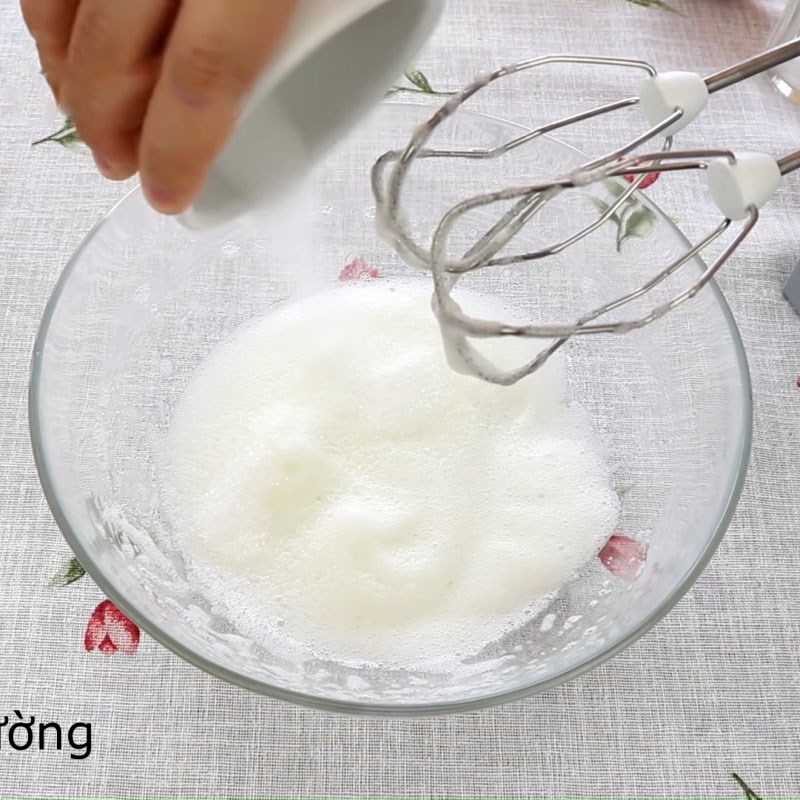 Bước 2 Đánh bông lòng trắng trứng Bánh trái cây khô - fruit cake