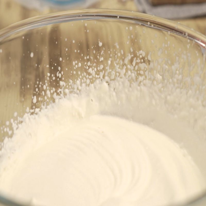 Bước 1 Đánh bông whipping cream Kem vani từ whipping cream