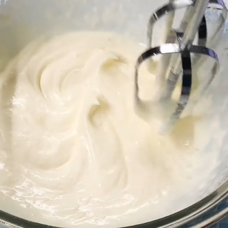 Bước 4 Đánh bông whipping cream Kem trứng muối que