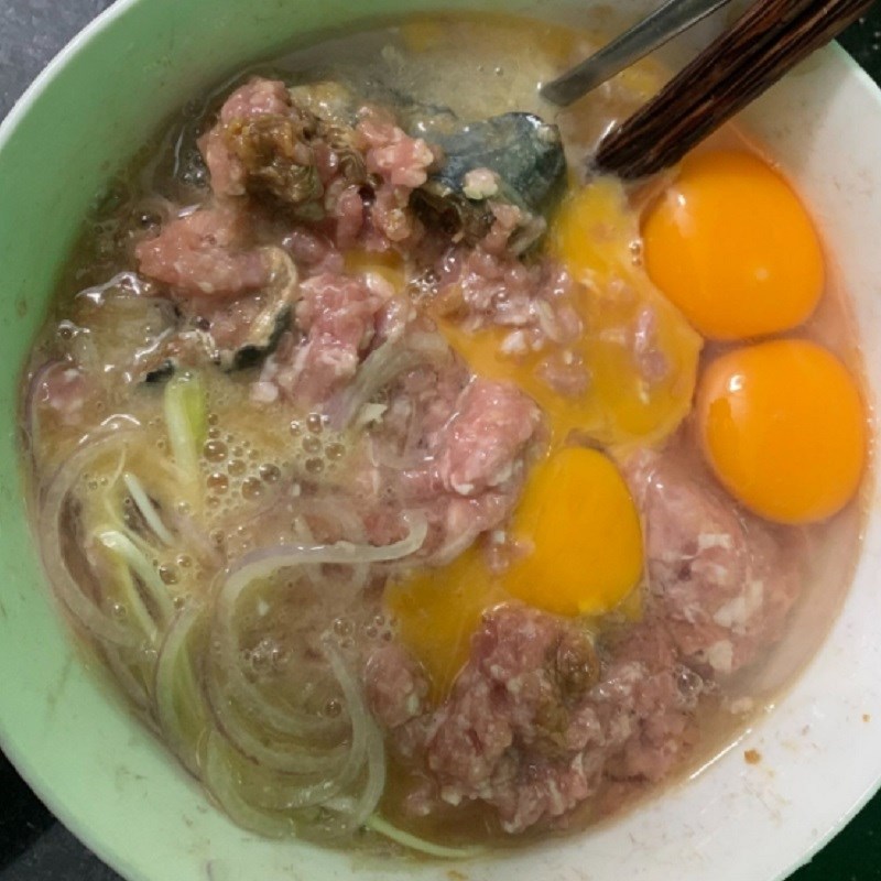 Bước 1 Đánh hỗn hợp mắm thịt trứng Mắm cá thu chưng thịt trứng