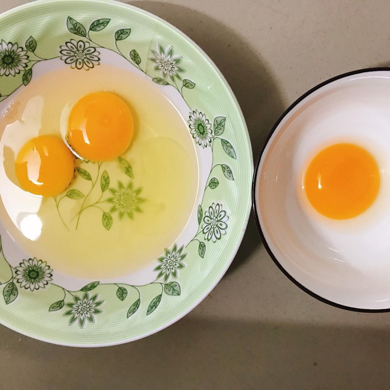 Bước 1 Đánh hỗn hợp mắm thịt trứng Mắm cá linh chưng thịt trứng