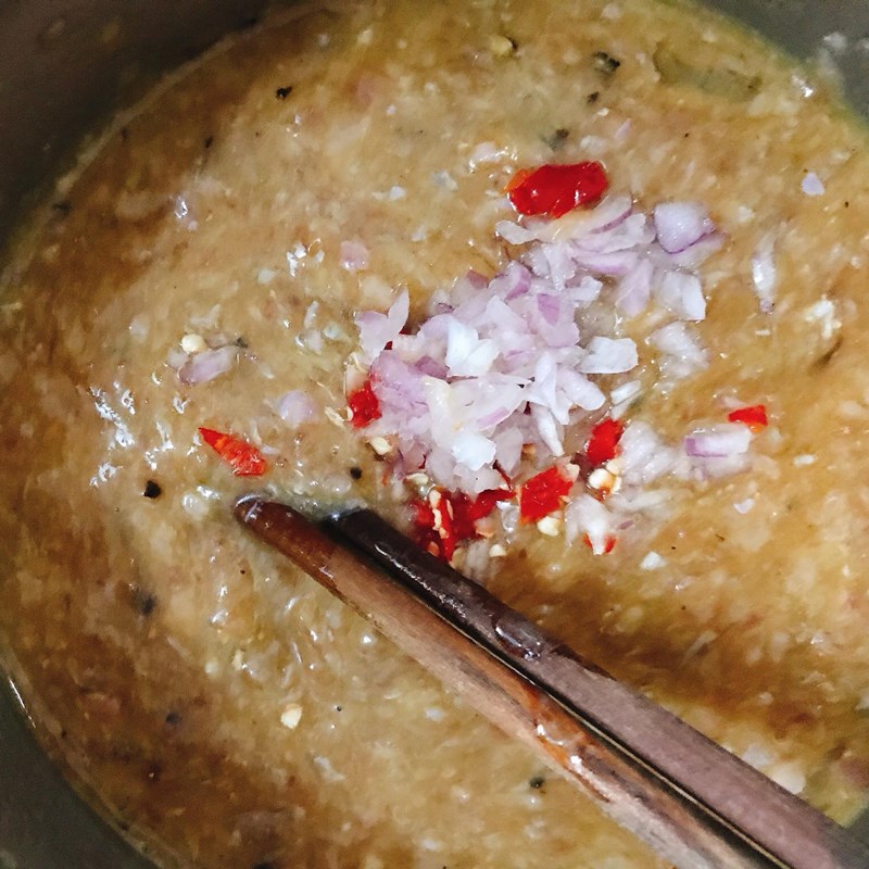 Bước 1 Đánh hỗn hợp mắm thịt trứng Mắm cá linh chưng thịt trứng