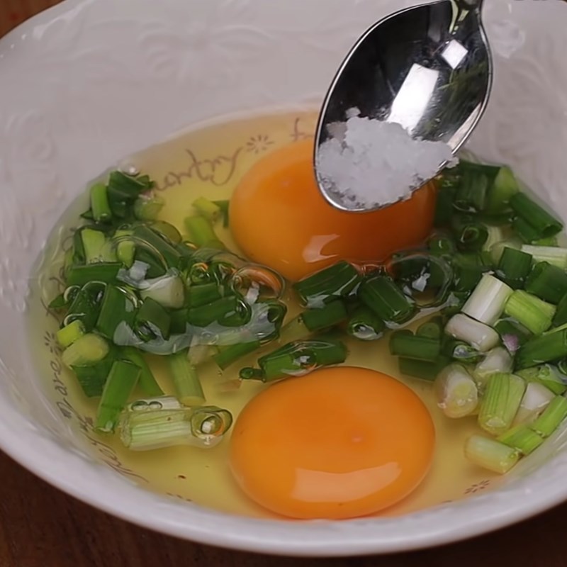 Bước 2 Đánh hỗn hợp trứng Bánh khoai tây phô mai nướng