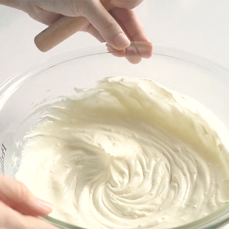 Bước 2 Đánh kem phô mai Cheesecake cà phê oreo