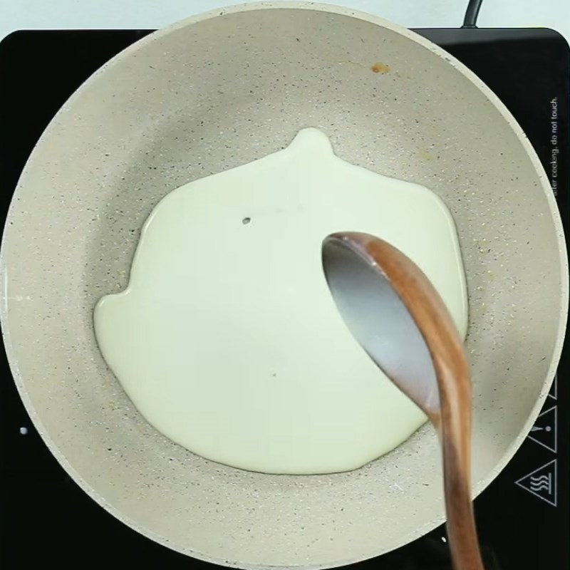 Bước 2 Đánh kem tươi, rán vỏ bánh và tạo hình bánh Bánh crepe sầu riêng