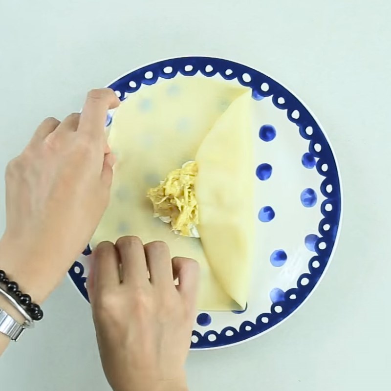 Bước 2 Đánh kem tươi, rán vỏ bánh và tạo hình bánh Bánh crepe sầu riêng