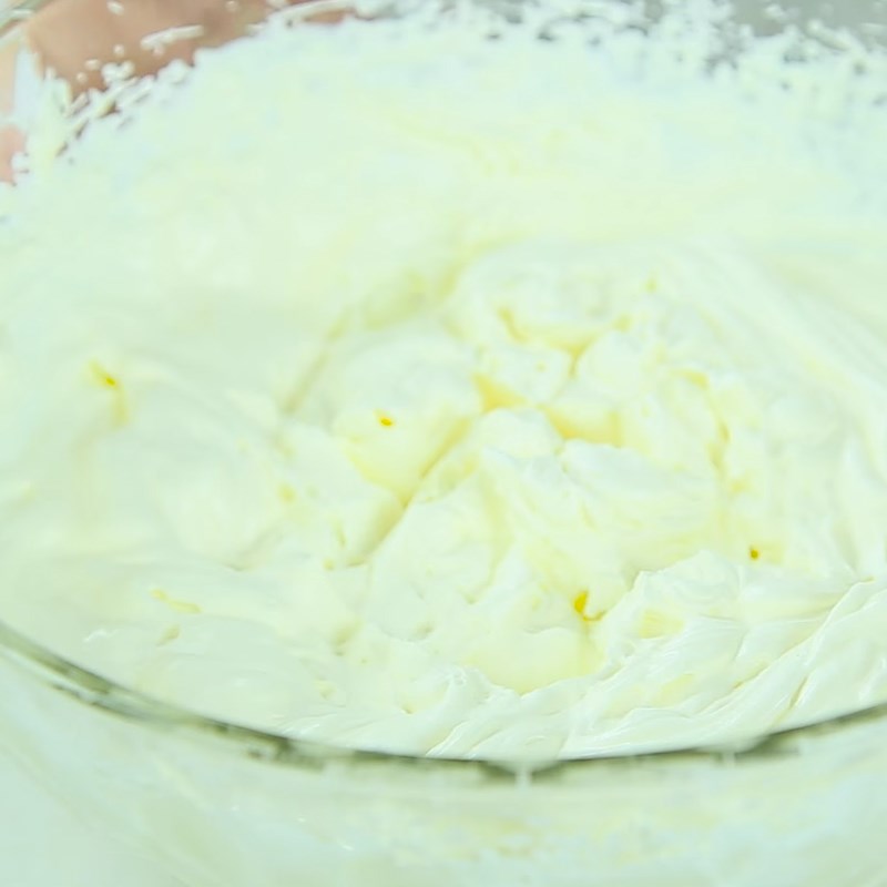 Bước 2 Đánh kem tươi, rán vỏ bánh và tạo hình bánh Bánh crepe sầu riêng