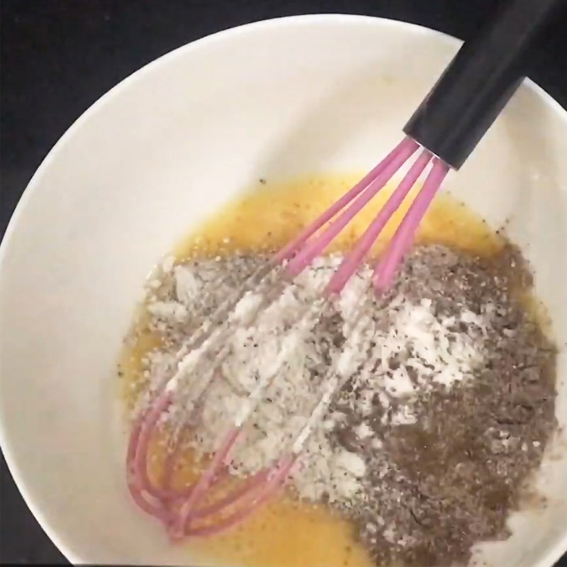 Bước 1 Đánh lòng đỏ trứng cùng với hỗn hợp bột cacao Bánh milo kem mặn (kem cheese)