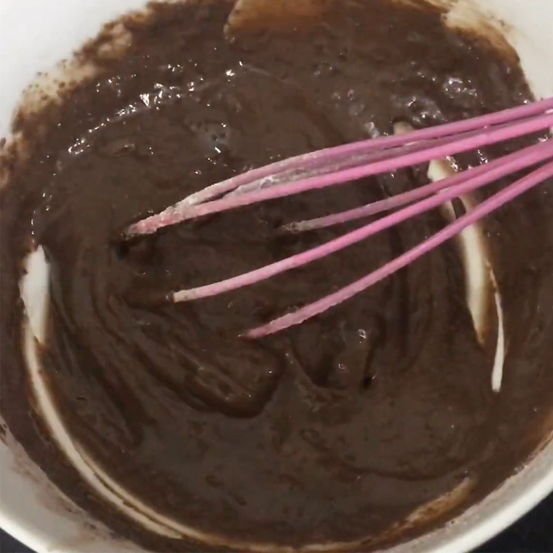 Bước 1 Đánh lòng đỏ trứng cùng với hỗn hợp bột cacao Bánh milo kem mặn (kem cheese)