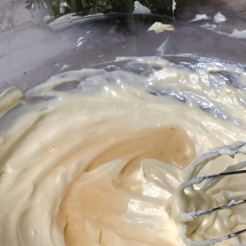 Bước 2 Đánh tan cream cheese Cheesecake trái vải