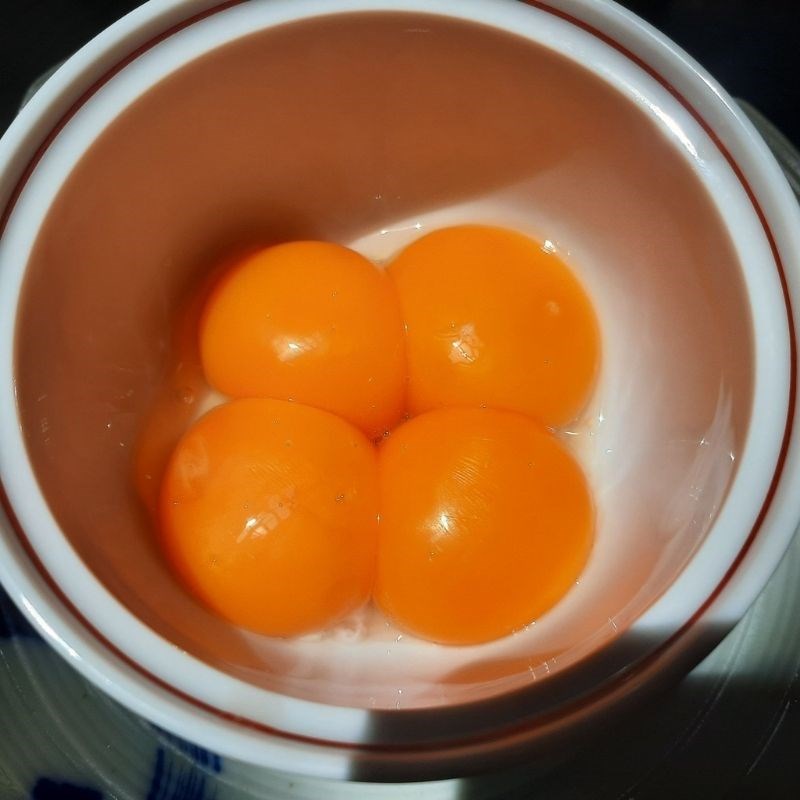 Bước 2 Đánh tan trứng Trứng cuộn rau củ (công thức được chia sẻ từ người dùng)