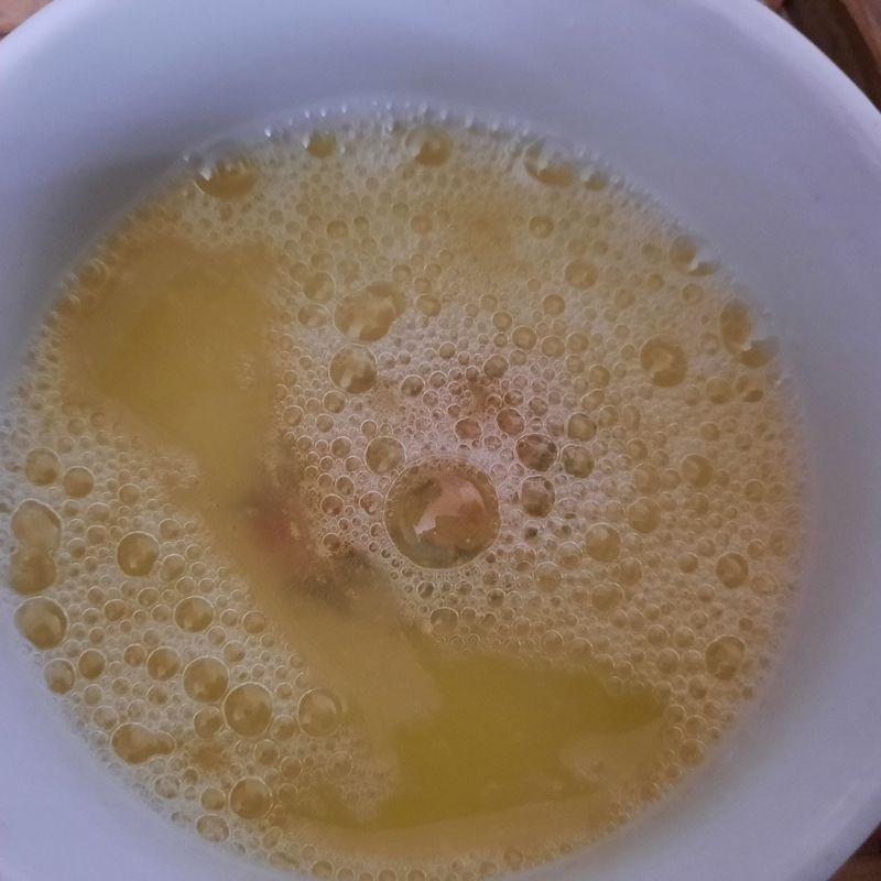 Bước 2 Đánh tan trứng Trứng cuộn rau củ (công thức được chia sẻ từ người dùng)