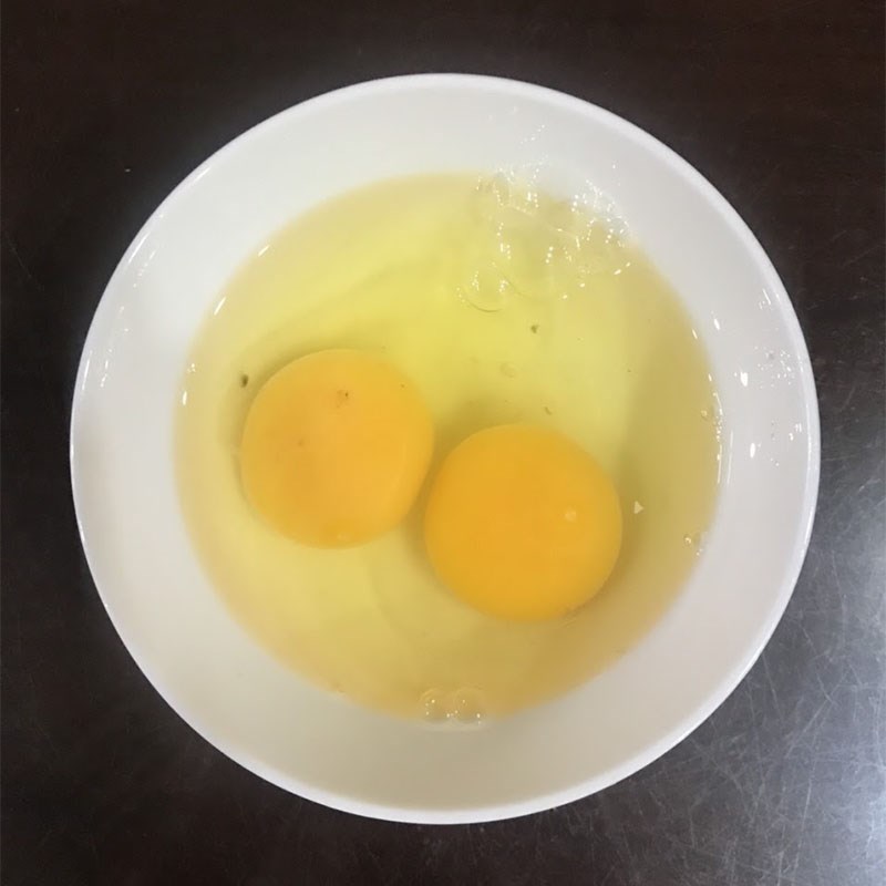 Bước 2 Đánh tan trứng gà Bắp cải xào trứng