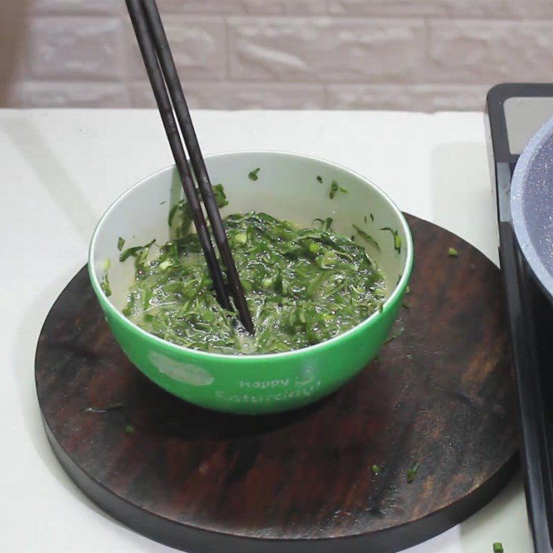 Bước 2 Đánh trứng Trứng chiên lá lốt