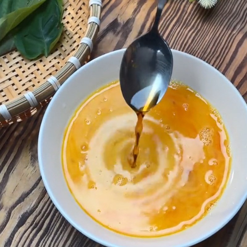 Bước 2 Đánh trứng Trứng chiên lá mơ (Công thức được chia sẻ từ TikTok Cách Nấu Ngon cùng Cách Nấu Ngon)