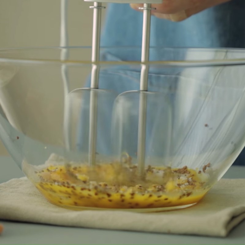 Bước 1 Đánh trứng Tiramisu kẹo đường dalgona