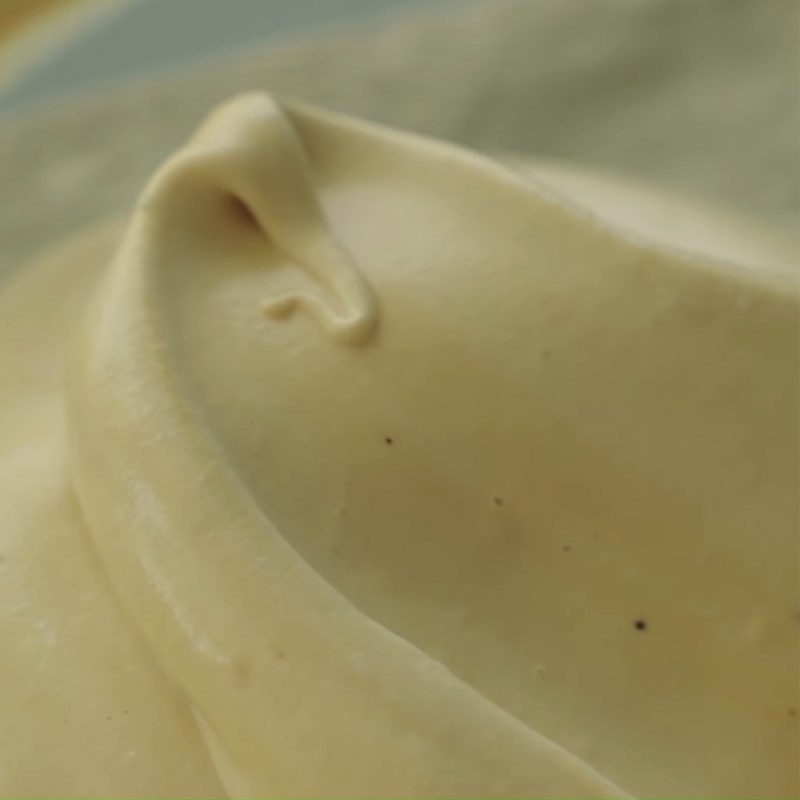Bước 1 Đánh trứng Tiramisu kẹo đường dalgona