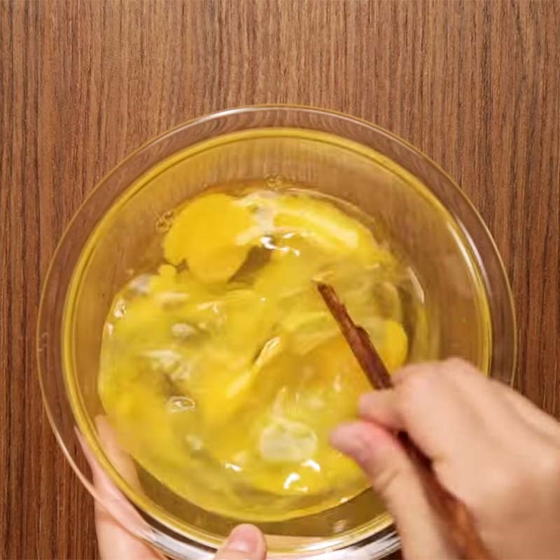 Bước 1 Đánh trứng Trứng cuộn khoai tây