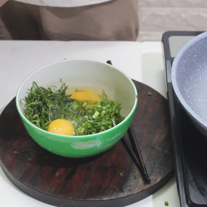 Bước 2 Đánh trứng Trứng chiên lá lốt