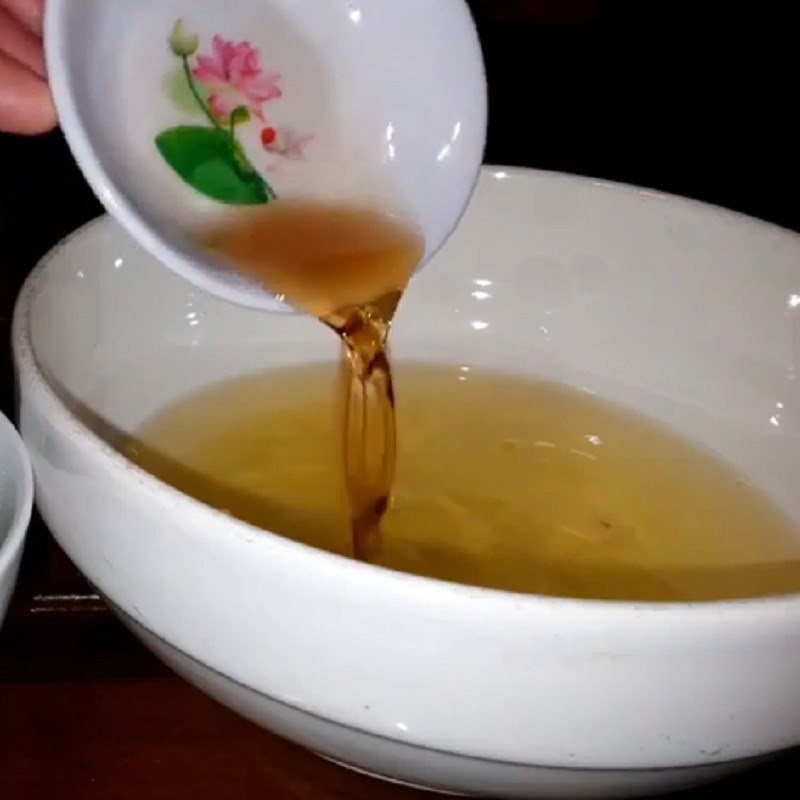 Bước 2 Đánh trứng Trứng cuộn hành lá hình trái tim