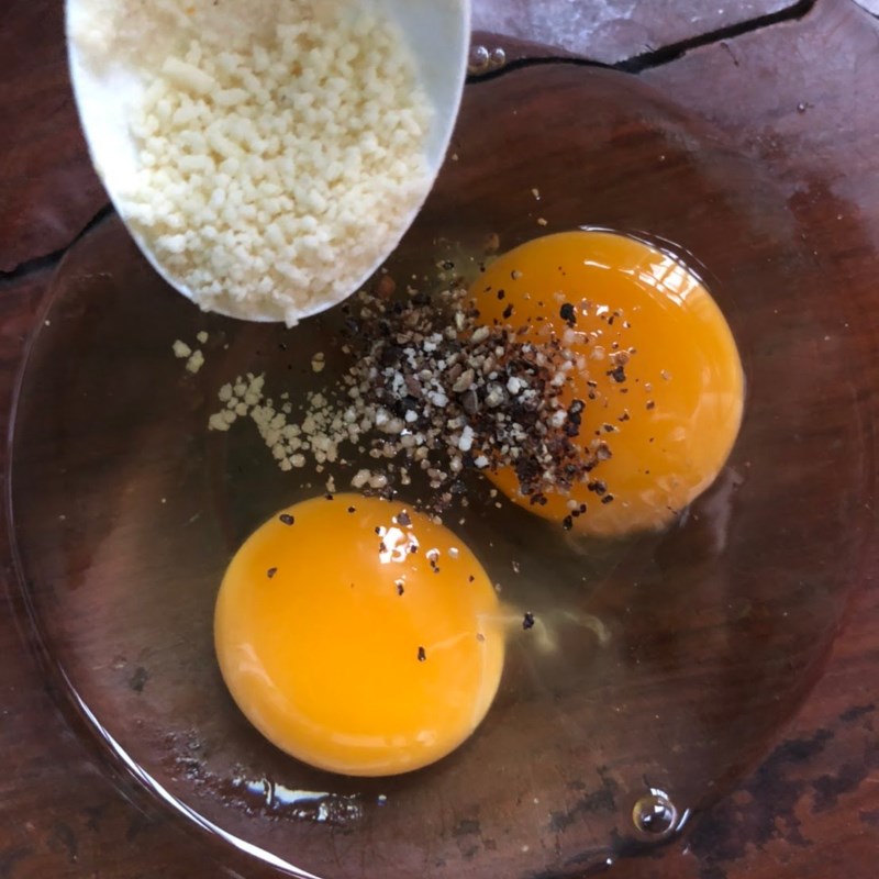 Bước 2 Đánh trứng Cơm chiên trứng