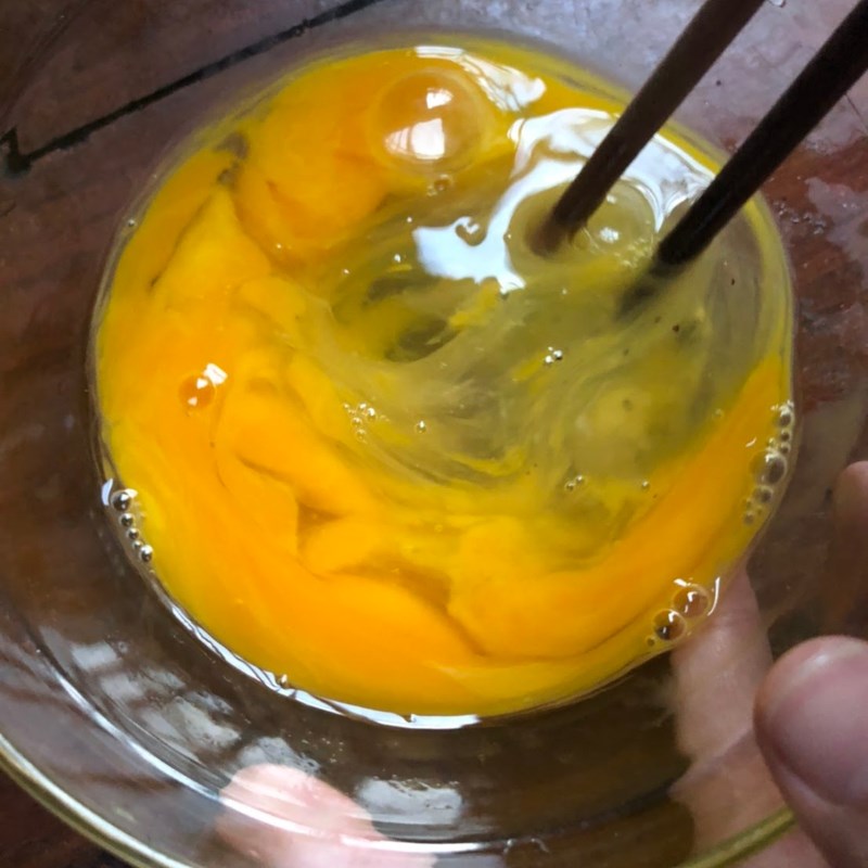 Bước 2 Đánh trứng Cơm chiên trứng