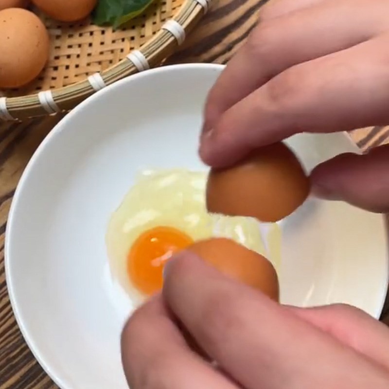 Bước 2 Đánh trứng Trứng chiên lá mơ (Công thức được chia sẻ từ TikTok Cách Nấu Ngon cùng Cách Nấu Ngon)