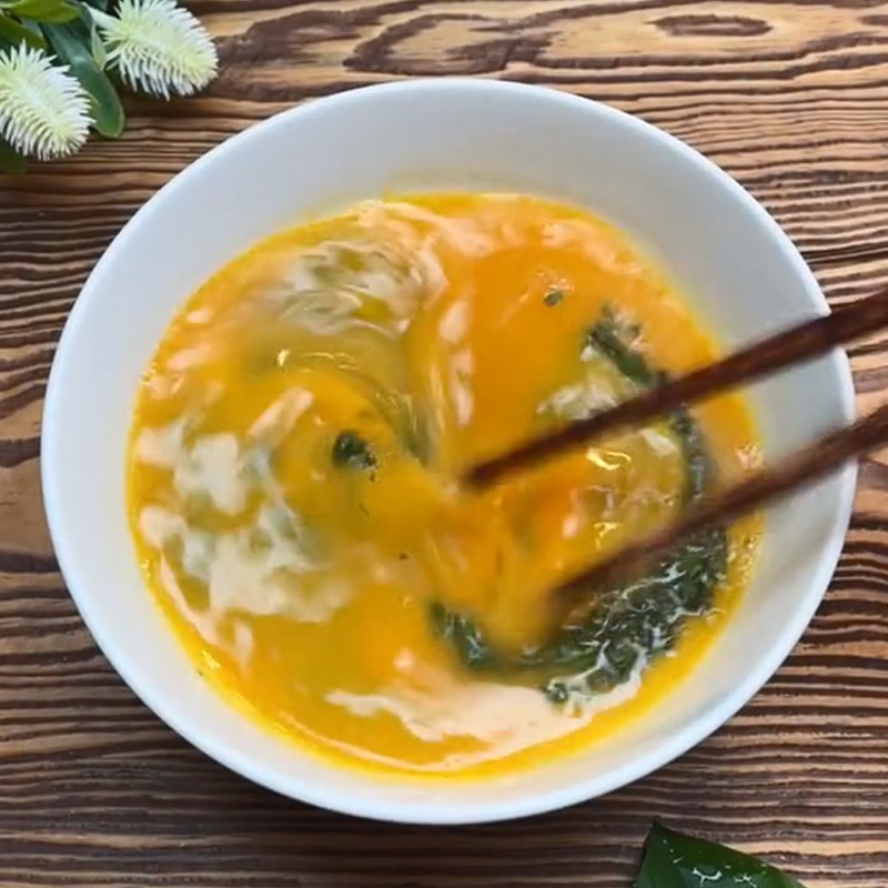 Bước 2 Đánh trứng Trứng chiên lá mơ (Công thức được chia sẻ từ TikTok Cách Nấu Ngon cùng Cách Nấu Ngon)