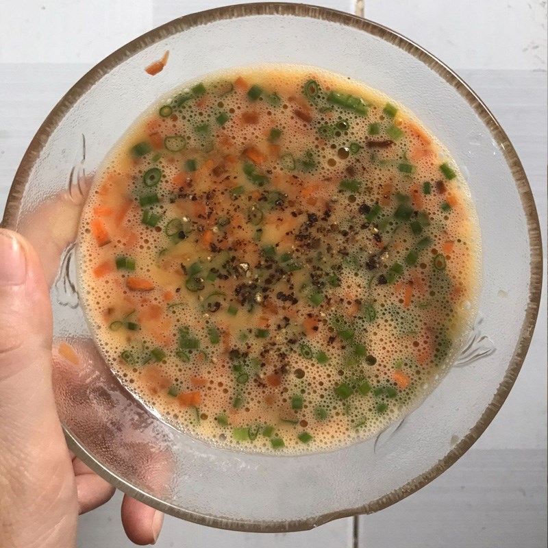Bước 2 Đánh trứng Trứng chiên cà rốt