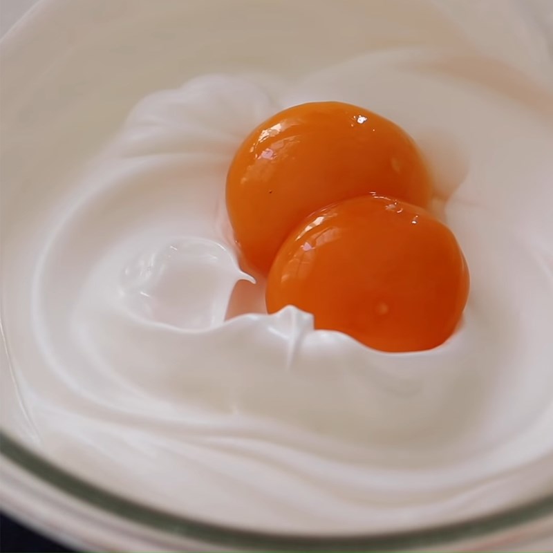 Bước 1 Đánh trứng Tiramisu trà xanh