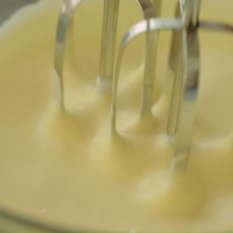 Bước 1 Đánh trứng Tiramisu trà xanh bằng bánh lady fingers