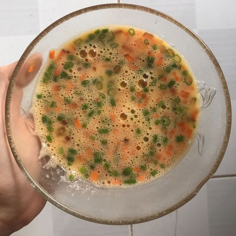 Bước 2 Đánh trứng Trứng chiên cà rốt