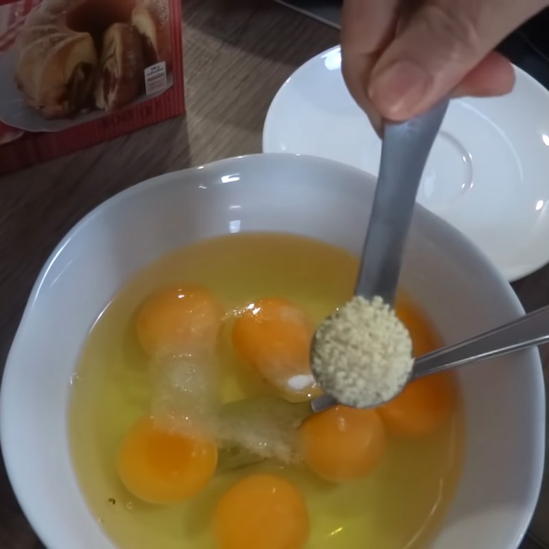 Bước 3 Đánh trứng Trứng cuộn ngũ sắc chiên