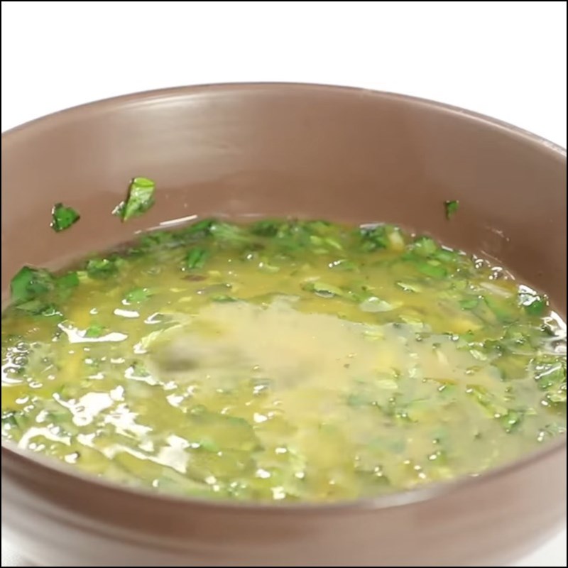 Bước 2 Đánh trứng Trứng chiên lá mơ