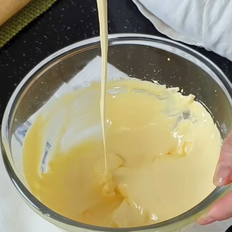 Bước 5 Đánh trứng và rây bột Bánh phô mai nướng dứa