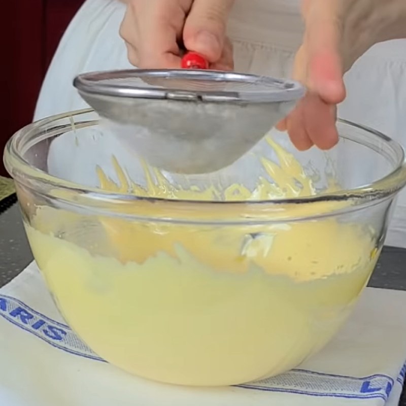 Bước 5 Đánh trứng và rây bột Bánh phô mai nướng dứa