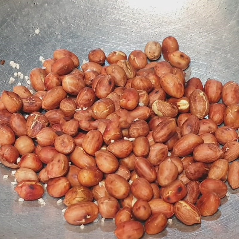 Bước 3 Rang đậu phộng với muối ớt Đậu phộng rang muối ớt