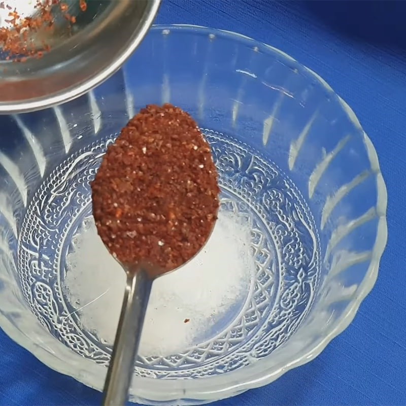 Bước 2 Pha hỗn hợp muối ớt Đậu phộng rang muối ớt