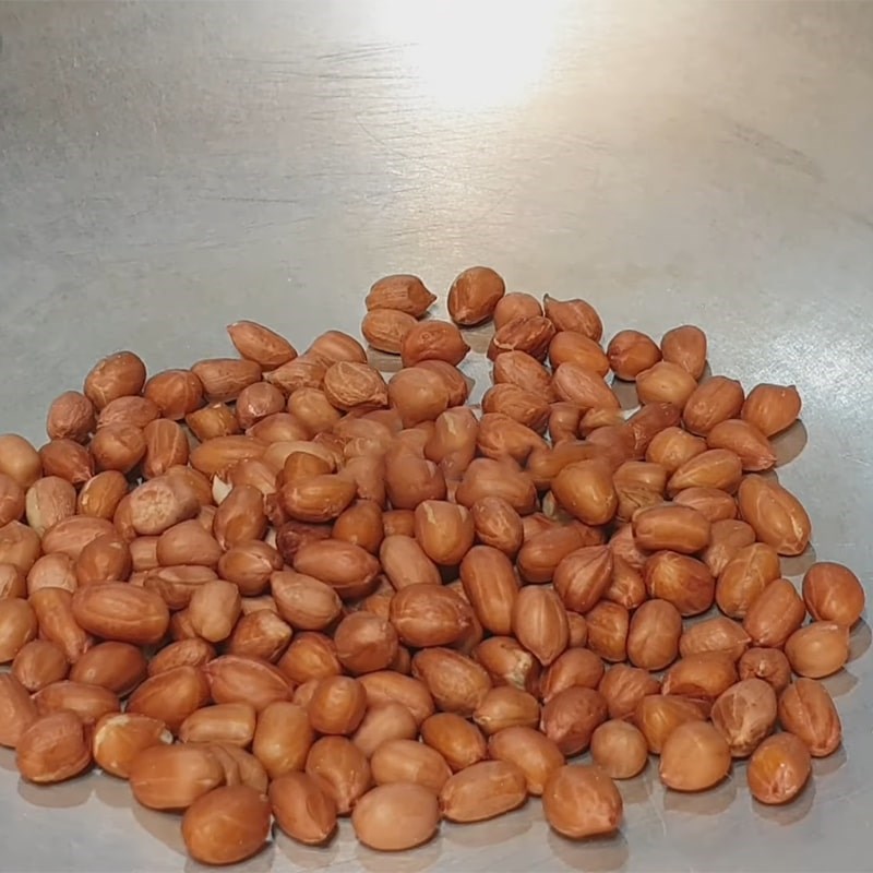 Bước 1 Rang đậu phộng với muối Đậu phộng rang muối ớt