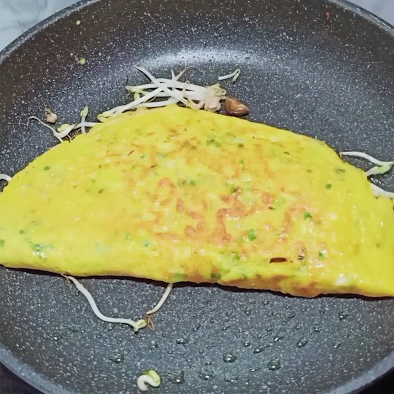 Bước 4 Đổ bánh xèo Bánh xèo miền Bắc với nấm hương