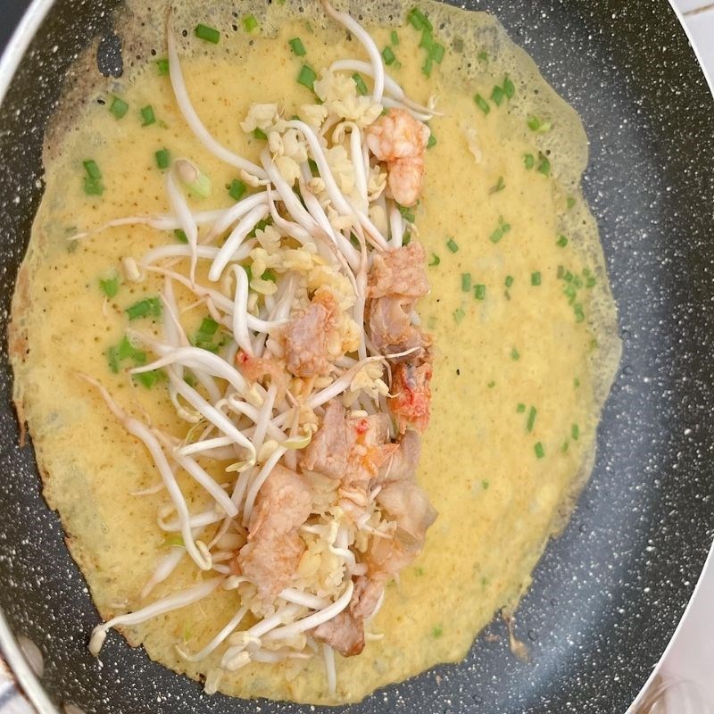 Bước 3 Đổ bánh xèo Bánh xèo miền Tây