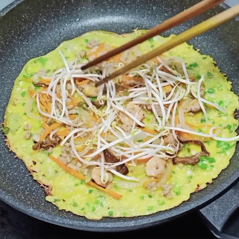Bước 4 Đổ bánh xèo Bánh xèo miền Bắc với nấm hương