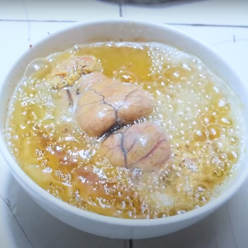 Bước 4 Đổ dầu vào trứng cá Trứng cá kho tiêu